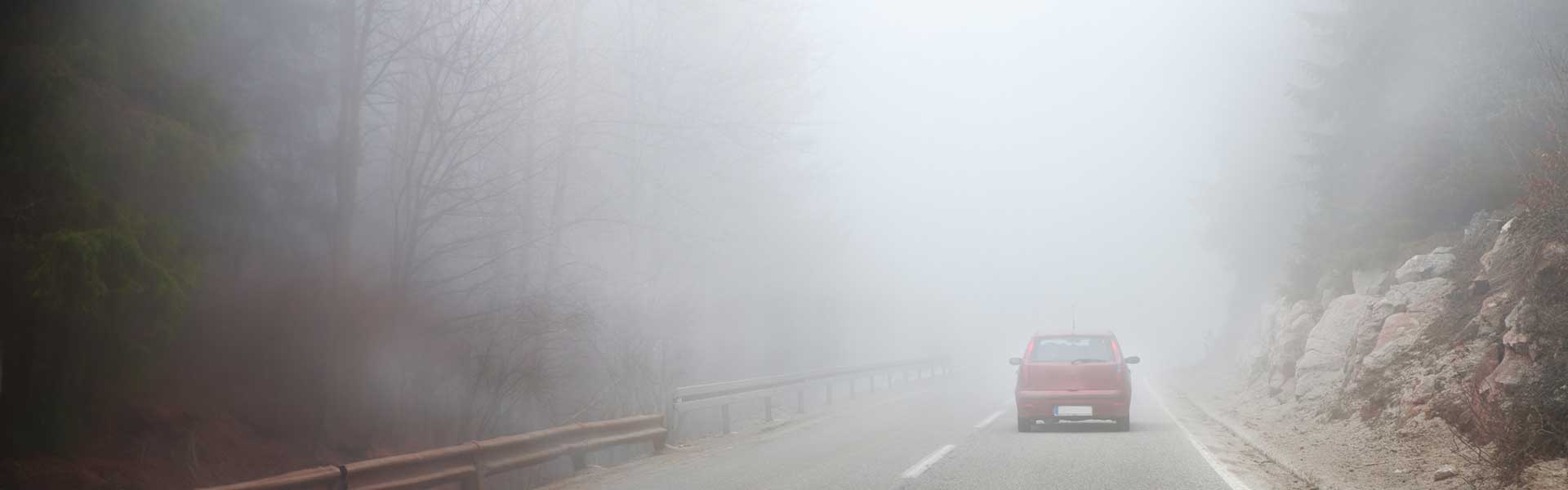 Autofahrt im Nebel