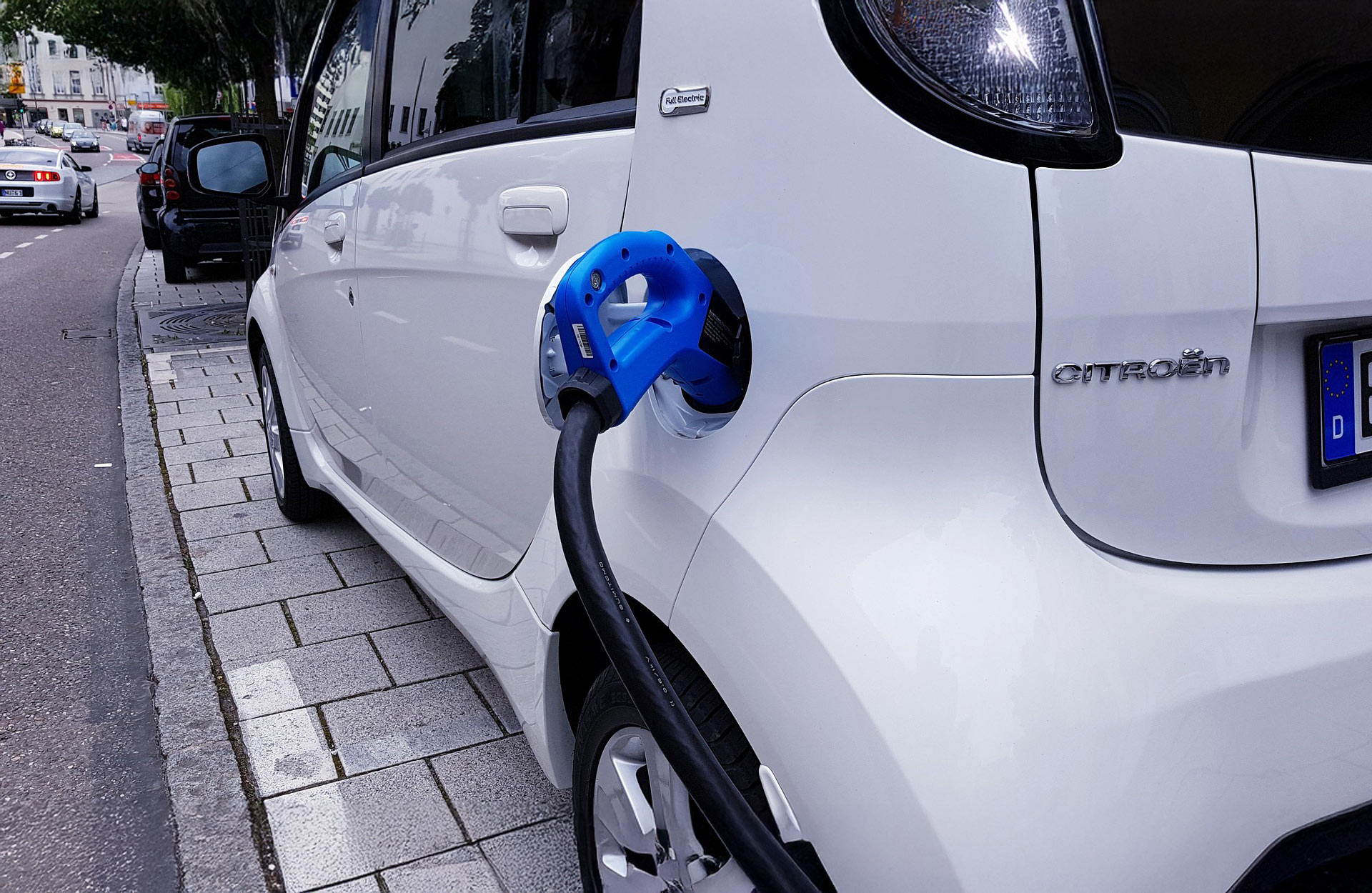 Praktisches mobiles Ladekabel im Einsatz unterwegs Elektroauto laden mit praktischen Kabeln für jede Situation