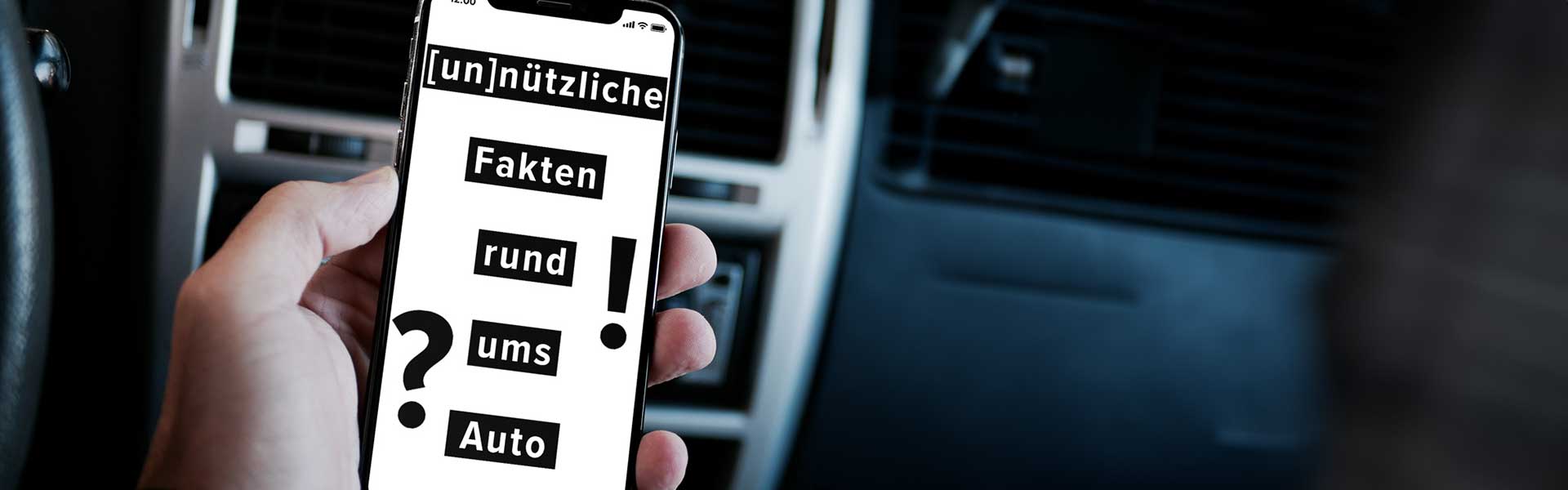 Mann hält Handy in einem Auto