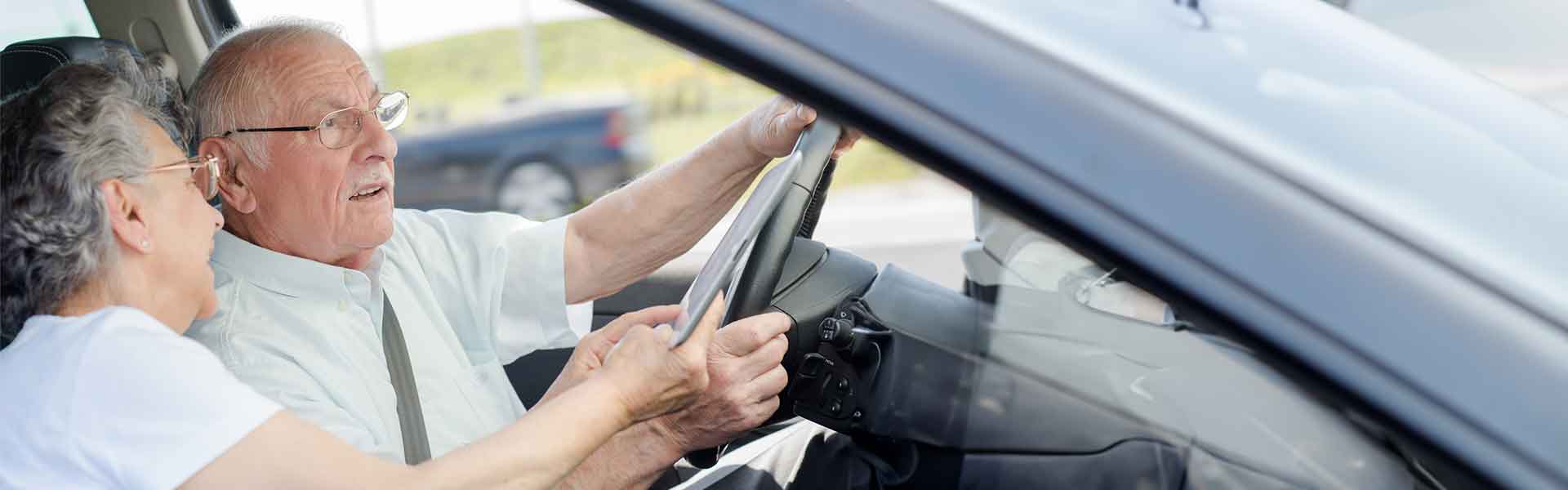 Ältere Personen im Auto