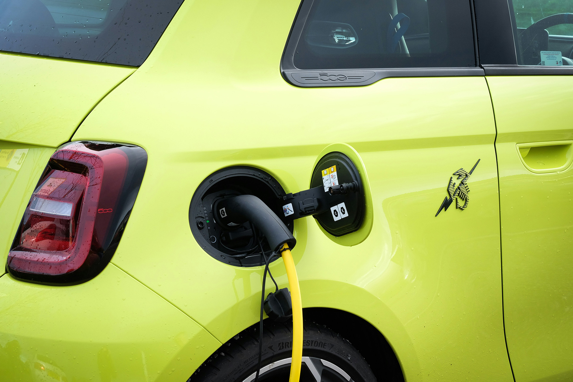 Für Halter von E-Autos kann die THG-Prämie einen jährlichen finanziellen Vorteil bringen. Ein angestecktes E-Auto