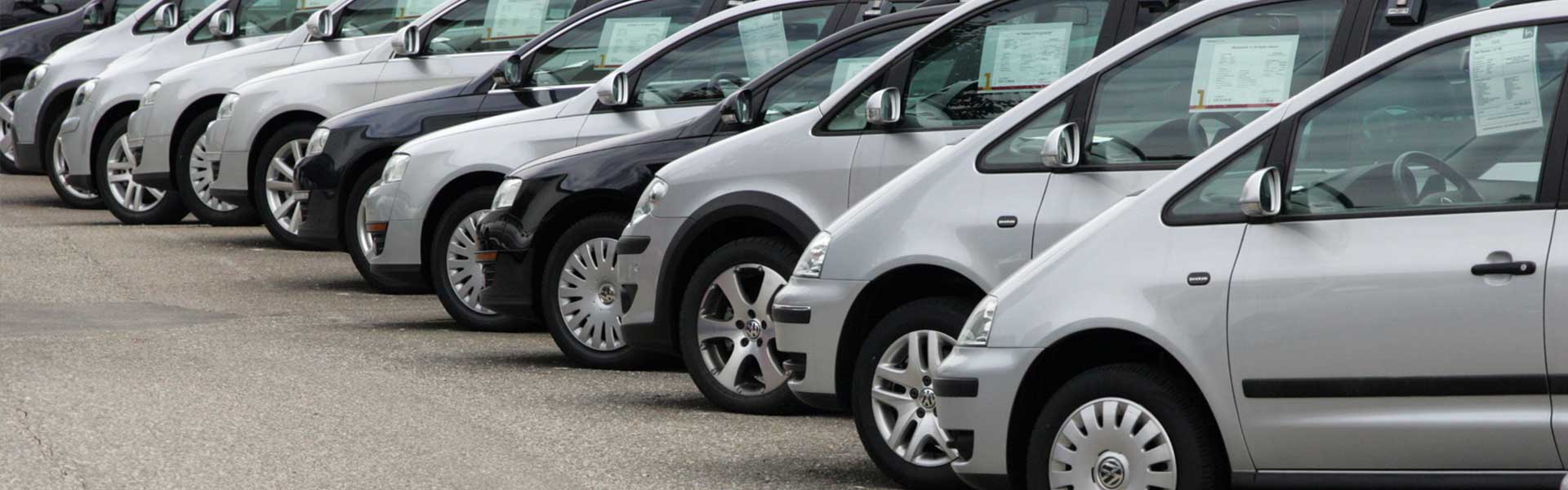 Autos stehen zum Verkauf