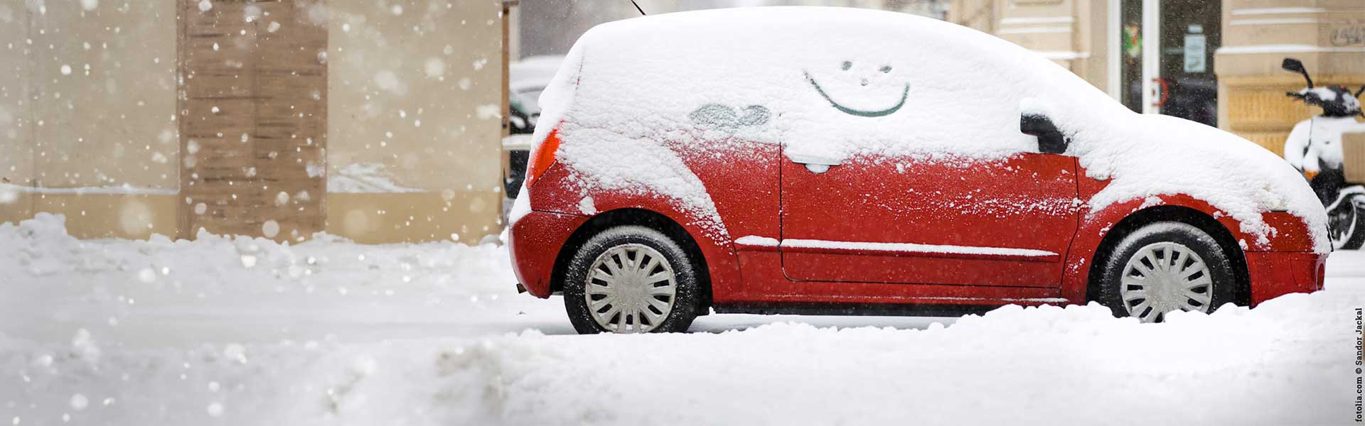 Schneebedecktes Auto