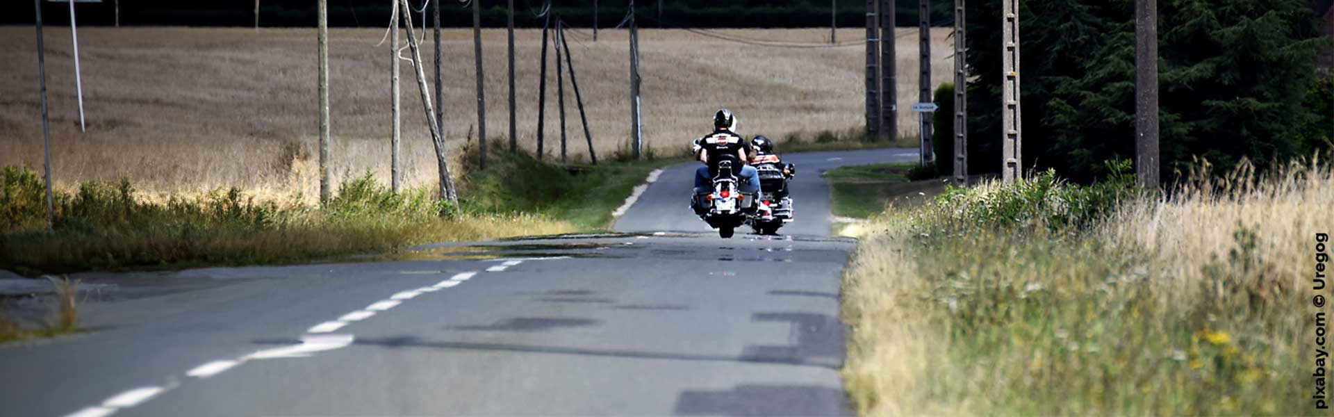 Motorradfahrer auf der Straße