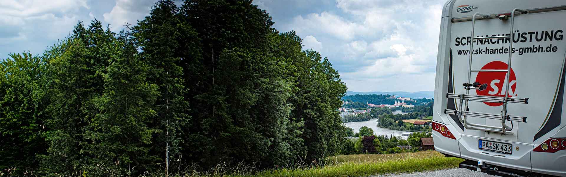 Stadtpanorama mit Wohnmobil 