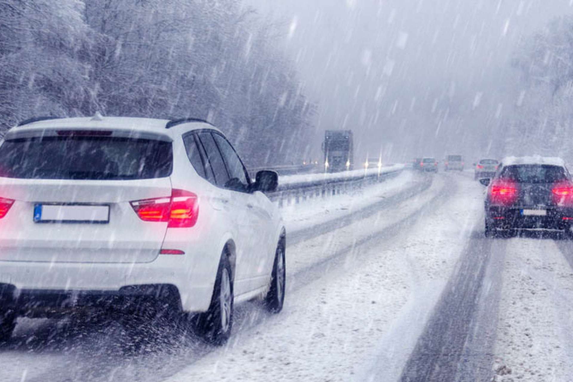 Autos im Schneegestöber auf der Autobahn