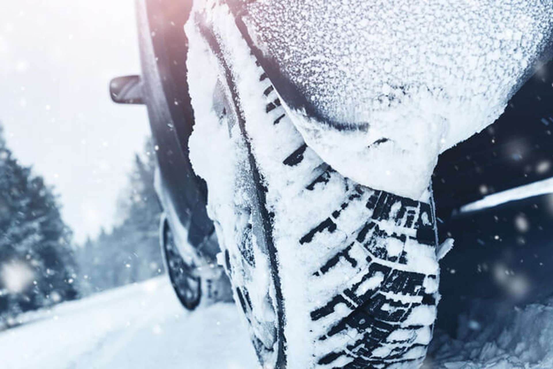 Auto auf schneebedeckter Straße