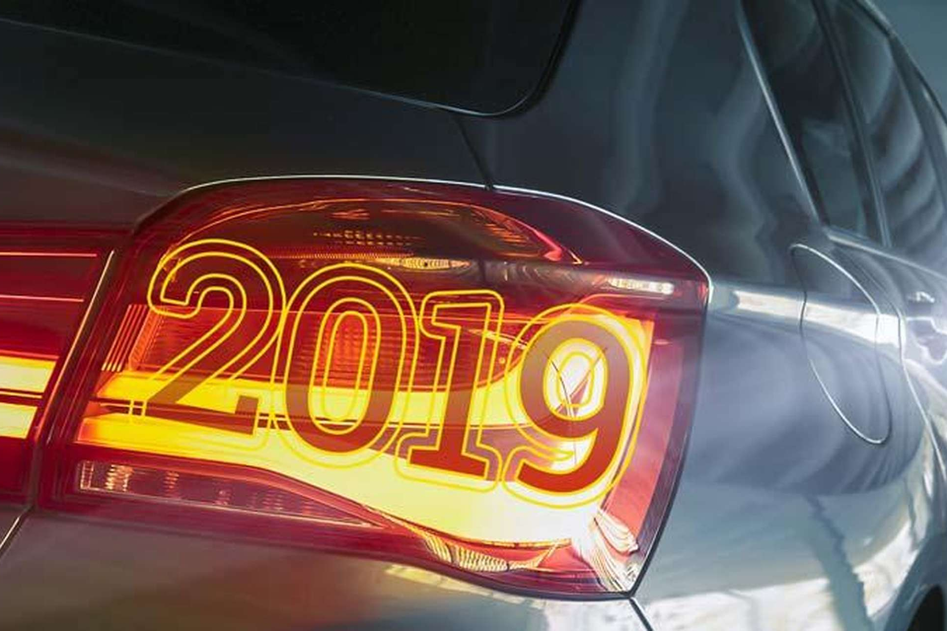 Fahrzeug mit 2019 im Rücklicht