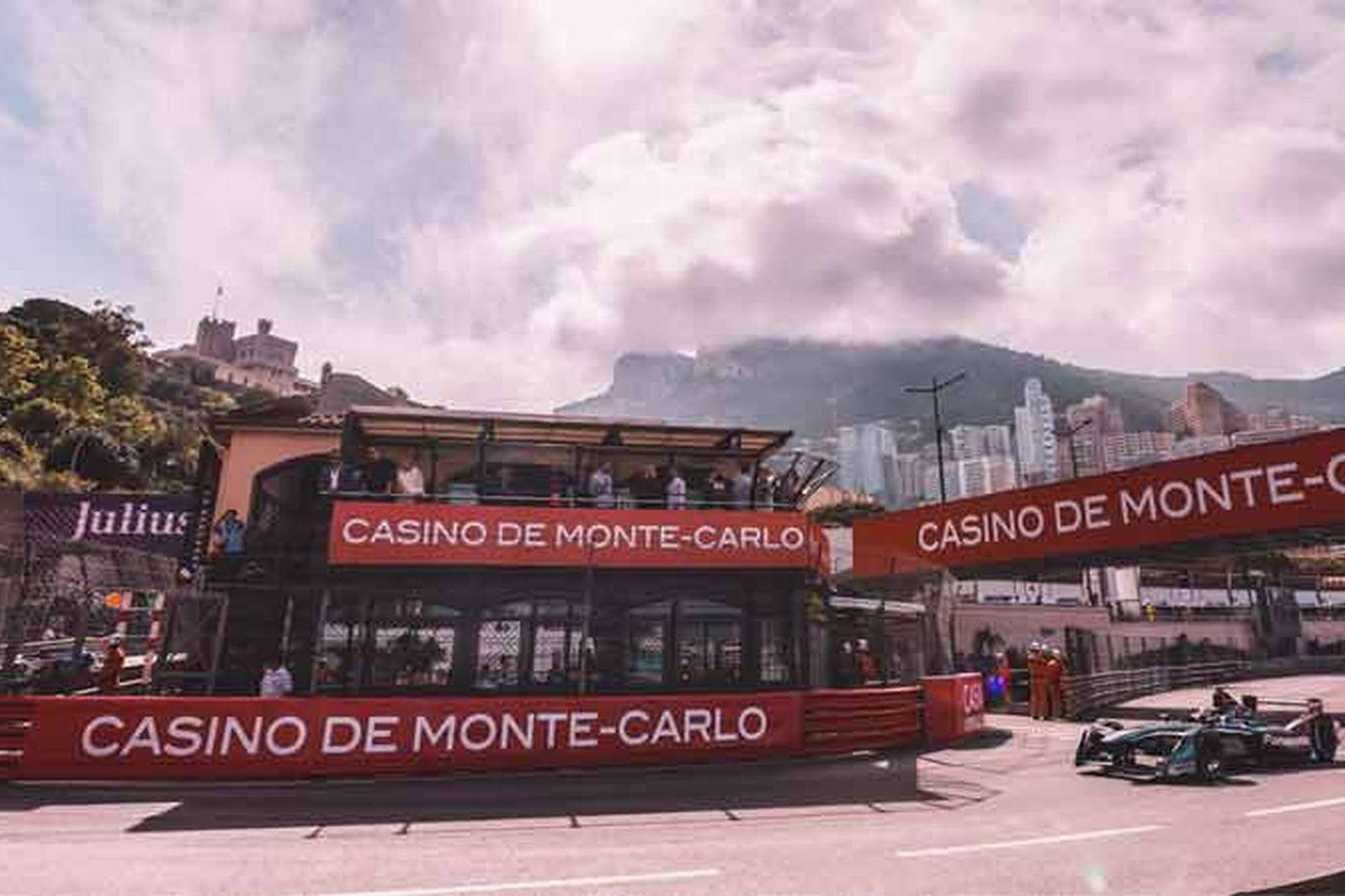 Formel E Auto auf der Monaco Strecke