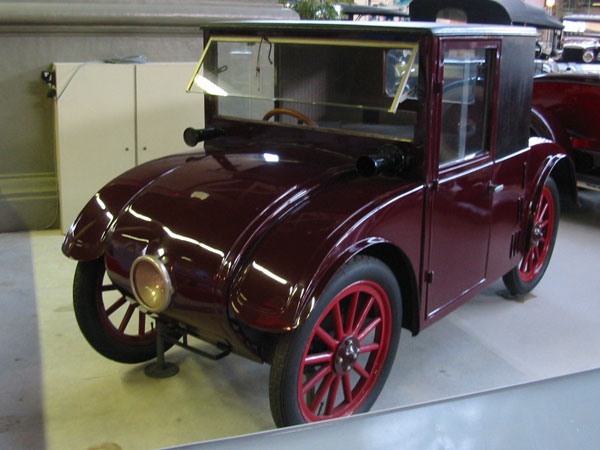 Ein Hanomag 2/10 PS in einem Museum als Ausstellungsfahrzeug