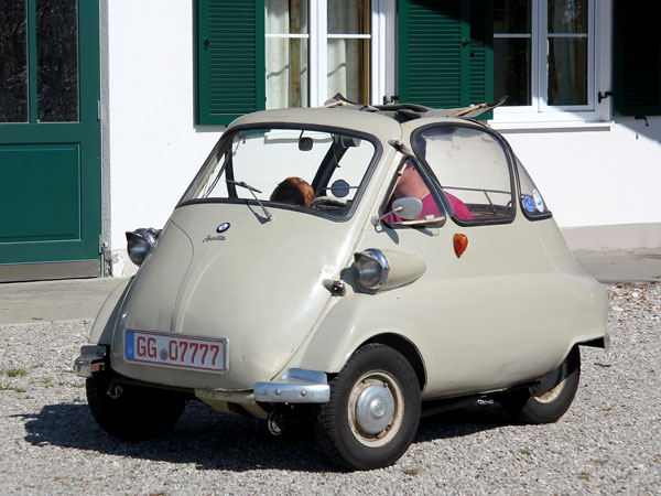 Eine BMW Isetta in Beige vor einem Haus