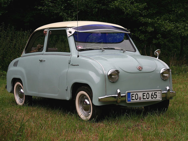 Ein Blaues Goggomobil mit einer blauen Sonnenblende