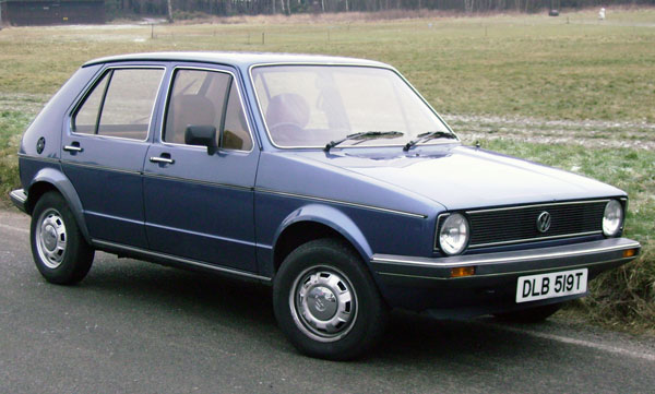 Ein blauer VW Golf 1 am Straßenrand