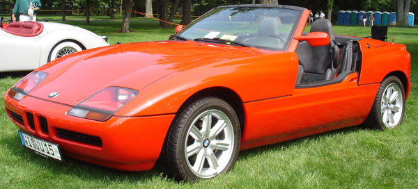 Ein toproter BMW Z1 mit dunkelgrauer Innenausstattung