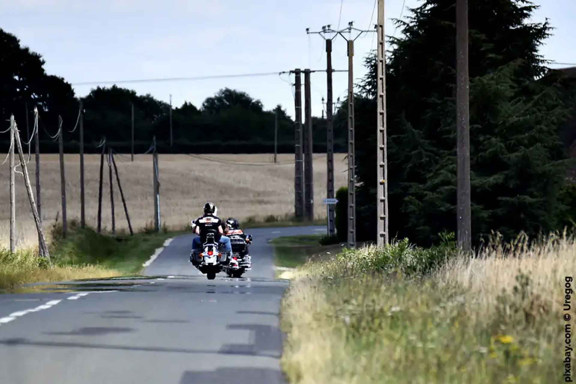 Motorradfahrer auf der Straße