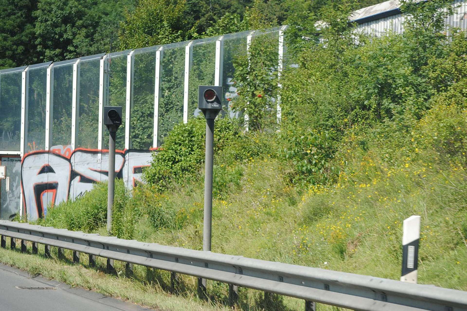 fester Blitzer am Autobahnrand