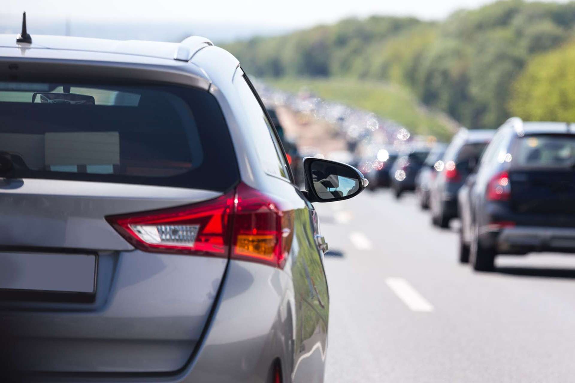 Fahrzeuge im Stau mit Rettungsgasse