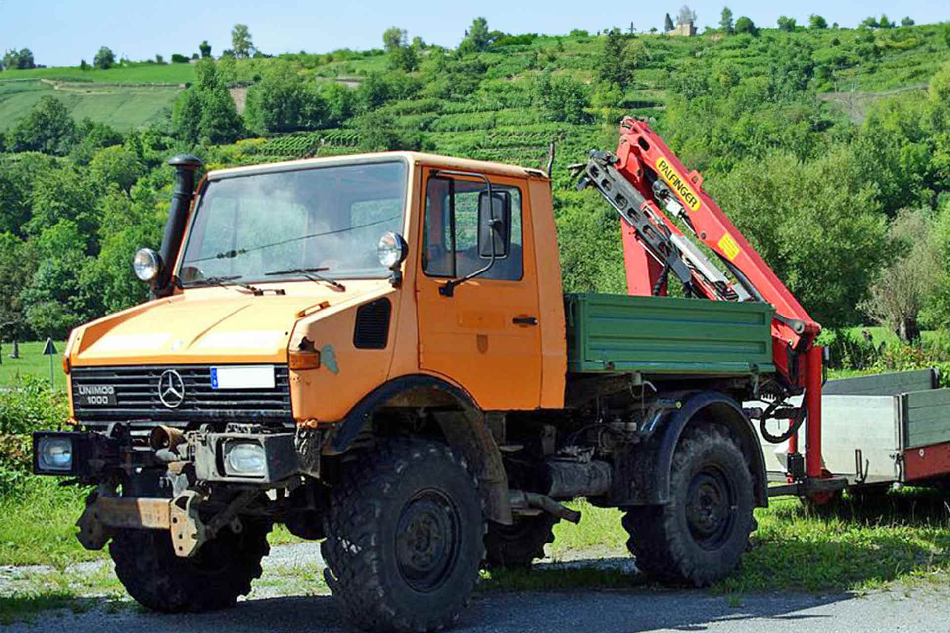 Oranger Unimog