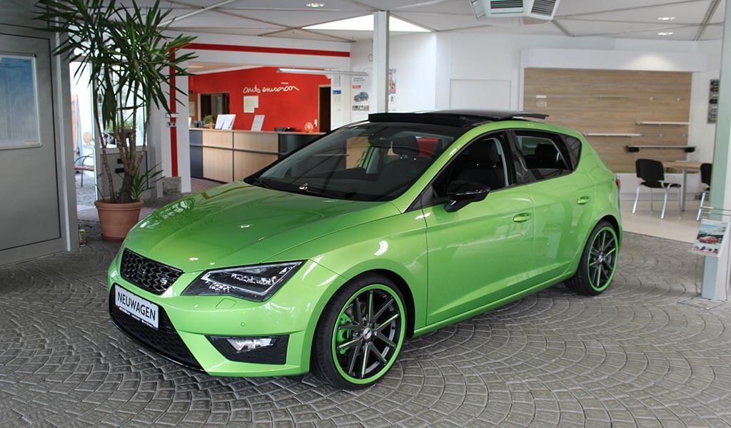 SEAT Leon in Limagrün im Verkaufsraum bei anderen Lichtverhältnissen