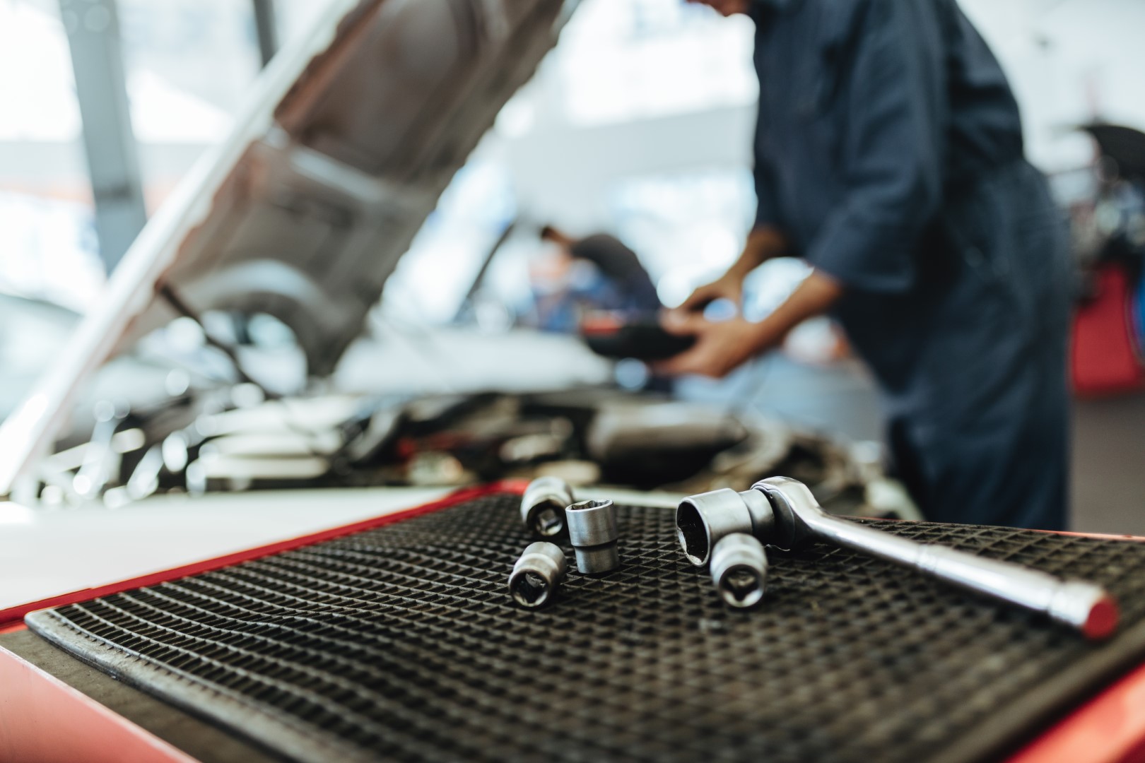 Kfz-Mechaniker bei der Arbeit